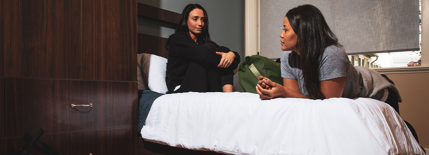 woman talking to another patient about personality disorders and addiction at Sunrise Detox Center