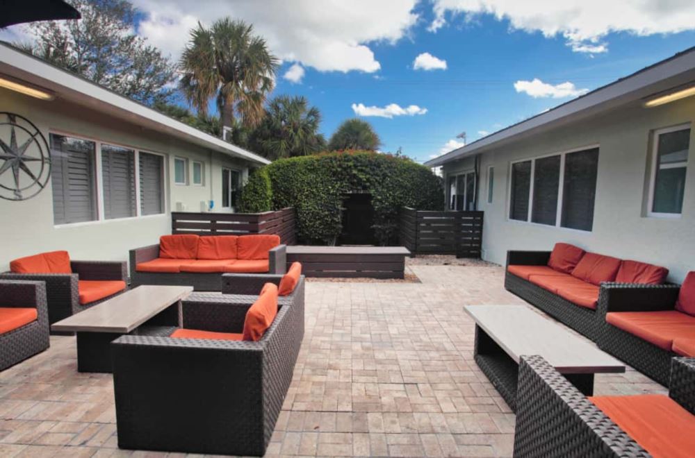 SDC Lake Worth drug detox center outdoor lounge